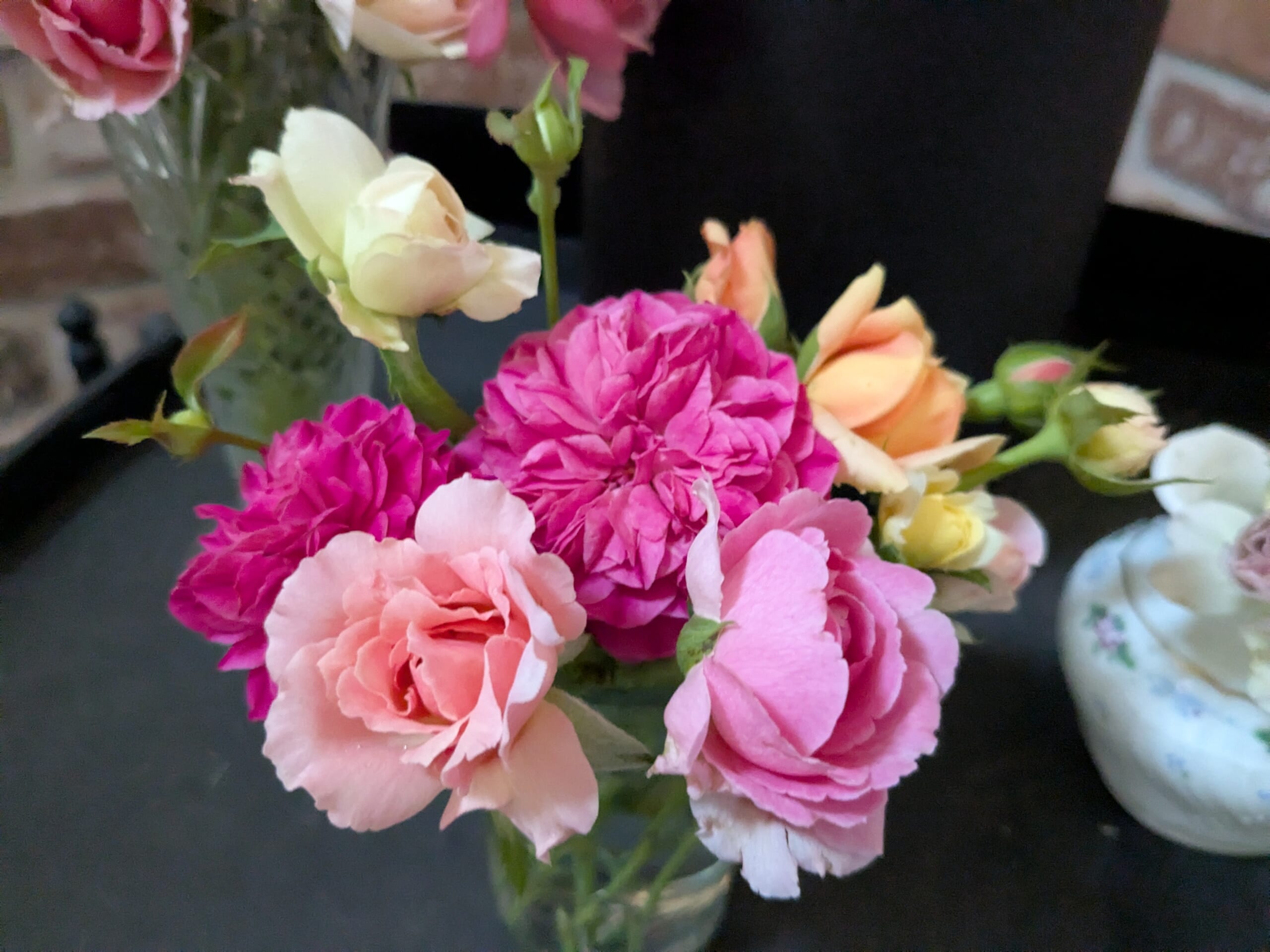 フレーズを淡い色のバラと組み合わせた夏の切り花